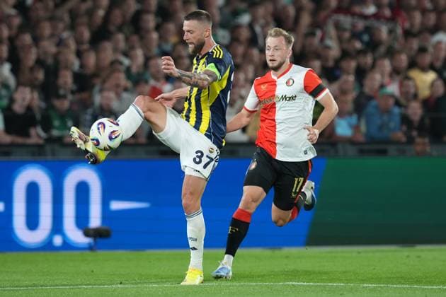 ROTTERDAM , 06-08-2025 , Stadium Feijenoord de Kuip , season 2025 2026 , UEFA Champions League Third Qualifying round , match between Feyenoord and Fenerbahce , Fenerbahce player Milan Skriniar, Feyenoord player Casper Tengstedt, Milan Skriniar, Casper Tengstedt Feyenoord - Fenerbahce  x30408057x Copyright: