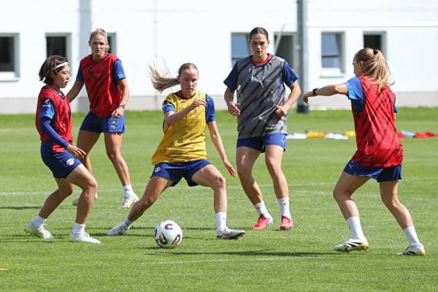 GPFBL Public training of RB Leipzig women, 06 08 25 Nikoline Dudek 24, RB Leipzig in yellow shirt surrounded by Kai Kadowaki 15, RB Leipzig , Marleen Schimmer 14, RB Leipzig and Giovanna Hoffmann 7, RB Leipzig Football, Google Pixel Womens Bundesliga, Season 2025 2026, Public training of RB Leipzig on 06 08 25 at the Abtnaundorf Sports School, Training Campus Copyright: xBEAUTIFULxSPORTS JanxKaeferx