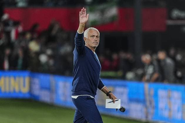 Feyenoord v Fenerbahce - UEFA Champions League ROTTERDAM, NETHERLANDS - AUGUST 06: Head coach Jose Mourinho of Fenerbahce greets fans after Fenerbahce lost the UEFA Champions League third qualifying round first leg match against Feyenoord, in Rotterdam, the Netherlands on August 06, 2025. Agit Erdi Ulukaya Anadolu Rotterdam Netherlands. Editorial use only. Please get in touch for any other usage.  Copyright: x2025xAnadoluxAgitxErdixUlukayax
