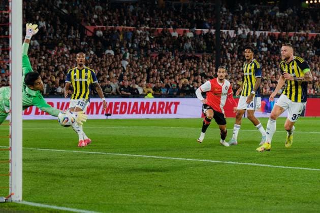 ROTTERDAM , 06-08-2025 , Stadium Feijenoord de Kuip , season 2025 2026 , UEFA Champions League Third Qualifying round between Feyenoord and Fenerbahce , late goal by Feyenoord player Anis Hadj Moussa against Fenerbahce player Irfan Can Egribayat (l) Feyenoord - Fenerbahce  x30409637x Copyright: