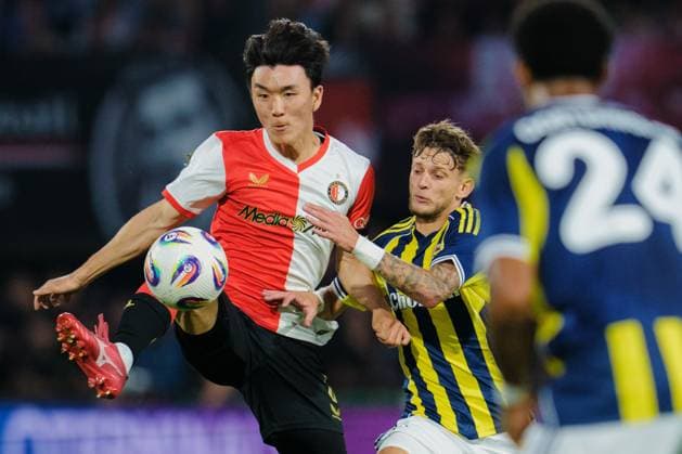 ROTTERDAM , 06-08-2025 , Stadium Feijenoord de Kuip , season 2025 2026 , UEFA Champions League Third Qualifying round between Feyenoord and Fenerbahce , Fenerbahce player Sebastian Szymanski with Feyenoord player Inbeom Hwang Feyenoord - Fenerbahce  x30409662x Copyright: