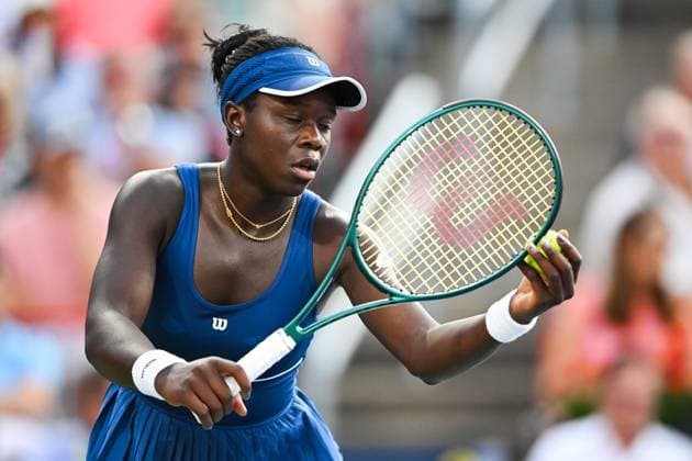 MONTREAL, QC - AUGUST 06: Victoria Mboko (CAN) serves the ball during a semifinal match at WTA, Tennis Damen National Bank Open on August 06, 2025 at IGA Stadium in Montreal, QC (Photo by David Kirouac Icon Sportswire) TENNIS: AUG 06 National Bank Open EDITORIAL USE ONLY Icon250806006