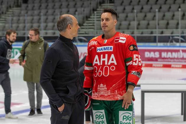 Team doctor Dr. Jens Ulrich Otto Augsburger Panther and Ryan Button 55 Augsburger Panther, team and portrait pictures, Augsburger Panther, season 2025 2026, ice hockey, Penny DEL, 06 08 2025 Augsburg Bavaria Germany Copyright: xkolbert-press ChristianxKolbertx