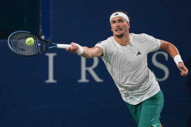ATP, Tennis Herren Masters 1000 National Bank Open Toronto Presented by Rogers 2025 - Semifinals Alexander Zverev of Germany lunges to play a forehand against Karen Khachanov of Russia during the Men s Singles semifinals match of the ATP Masters 1000 National Bank Open at Sobeys Stadium. on August 6, 2025 in Toronto, Canada. (Photo by Leonardo Ramirez Eyepix Group) Copyright: xLeonardoxRamirezx xEyepixxGroupx LR-06082025-03491