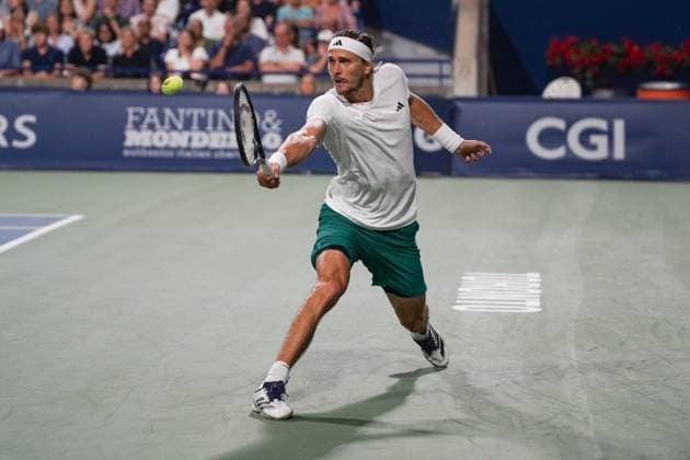 August 6, 2025, Toronto, Ontario, Canada: Alexander Zverev of Germany lunges to play a backhand against Karen Khachanov of Russia during the Men s Singles semifinals match of the ATP, Tennis Herren Masters 1000 National Bank Open at Sobeys Stadium. on August 6, 2025 in Toronto, Canada. Toronto Canada - ZUMAe321 20250806_zsa_e321_054 Copyright: xLeonardoxRamirezx