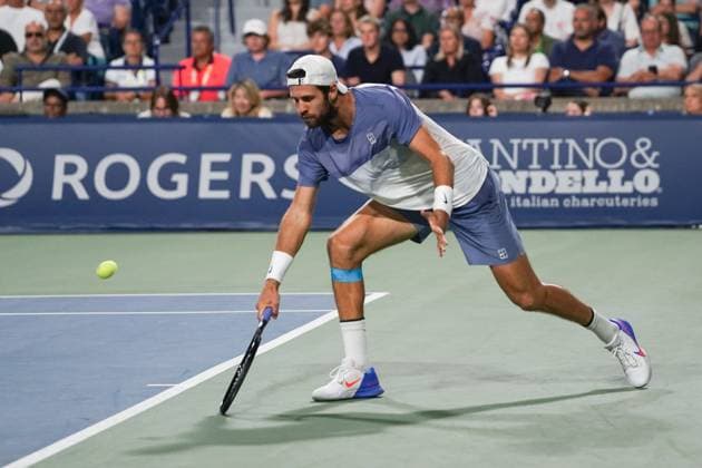 August 6, 2025, Toronto, Ontario, Canada: Karen Khachanov of Russia plays a backhand against Alexander Zverev of Germany during the Men s Singles semifinals match of the ATP, Tennis Herren Masters 1000 National Bank Open at Sobeys Stadium. on August 6, 2025 in Toronto, Canada. Toronto Canada - ZUMAe321 20250806_zsa_e321_055 Copyright: xLeonardoxRamirezx