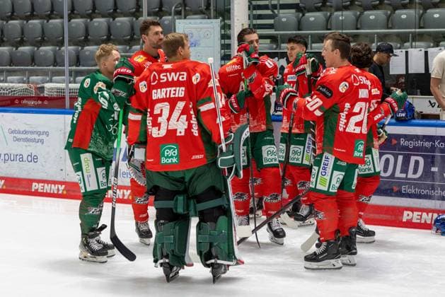 The players are waiting for the photographers, team and portrait pictures, Augsburger Panther, season 2025 2026, ice hockey, Penny DEL, 06 08 2025 Augsburg Bavaria Germany Copyright: xkolbert-press ChristianxKolbertx