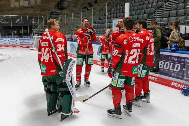 The players are waiting for the photographers, team and portrait pictures, Augsburger Panther, season 2025 2026, ice hockey, Penny DEL, 06 08 2025 Augsburg Bavaria Germany Copyright: xkolbert-press ChristianxKolbertx