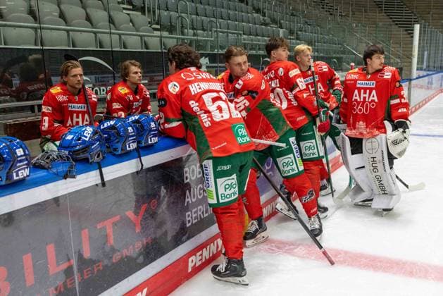 The players are waiting for the photographers, team and portrait pictures, Augsburger Panther, season 2025 2026, ice hockey, Penny DEL, 06 08 2025 Augsburg Bavaria Germany Copyright: xkolbert-press ChristianxKolbertx