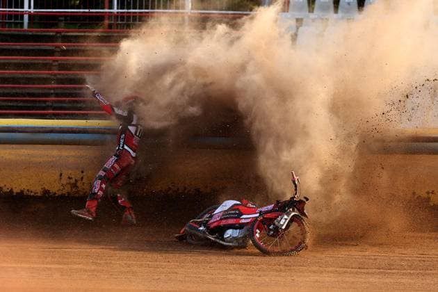 N Z BARTOSZ BANBOR (N), MAKSYMILIAN PAWELCZAK (C) UPADEK KRAKSA WYPADEK DRUZYNOWE MISTRZOSTWA POLSKI JUNIOROW POLFINAL RUNDA 2, BYDGOSZCZ ZUZEL SPEEDWAY 06.08.2025 STADION IM. MARSZALKA JOZEFA PILSUDSKIEGO UL. SPORTOWA 2, BYDGOSZCZ FOT. MICHAL SZMYD NEWSPIX.PL --- Newspix.pl  msz_06082025_011