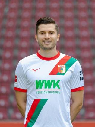 Elvis Rexhbecaj FC Augsburg 1907 1 BL, portrait date 2025 2026,