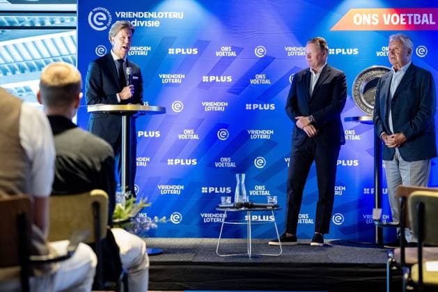 UTRECHT - Ronald Koeman will receive an Eredivisie Oeuvre Award from the hands of Guus Hiddink. This makes the former professional footballer and current national team, Nationalteam coach the fifth winner of the award. With the award, individuals with a great value for Dutch soccer are put in the spotlight in a special way. ANP ROB ENGELAAR xVIxANPxSportx xxANPxIVx 532975389 originalFilename: 532975389.jpg