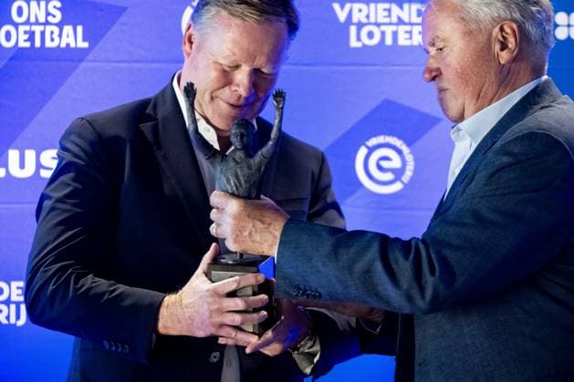 UTRECHT - Ronald Koeman will receive an Eredivisie Oeuvre Award from the hands of Guus Hiddink. This makes the former professional footballer and current national team, Nationalteam coach the fifth winner of the award. With the award, individuals with a great value for Dutch soccer are put in the spotlight in a special way. ANP ROB ENGELAAR xVIxANPxSportx xxANPxIVx 532975397 originalFilename: 532975397.jpg