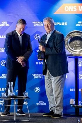 UTRECHT - Ronald Koeman will receive an Eredivisie Oeuvre Award from the hands of Guus Hiddink. This makes the former professional footballer and current national team, Nationalteam coach the fifth winner of the award. With the award, individuals with a great value for Dutch soccer are put in the spotlight in a special way. ANP ROB ENGELAAR xVIxANPxSportx xxANPxIVx 532975405 originalFilename: 532975405.jpg