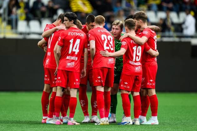 250807 Players of Brann ahead of the UEFA Champions League qualifier football match between Häcken and Brann on August 7, 2025 in Göteborg Photo Carl Sandin BILDBYRAN code CS CS0748 fotboll football soccer fotball uefa europa league europa league häcken brann bbeng  Copyright: CARLxSANDIN BB250807CS032