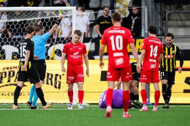 250807 Saevar Atli Magnusson of Brann receives a yellow card during the UEFA Champions League qualifier football match between Häcken and Brann on August 7, 2025 in Göteborg Photo Carl Sandin BILDBYRAN code CS CS0748 fotboll football soccer fotball uefa europa league europa league häcken brann bbeng  Copyright: CARLxSANDIN BB250807CS037