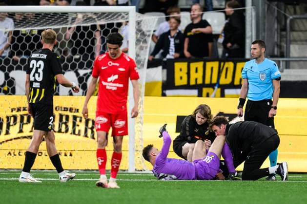 250807 Goalkeeper Etrit Berisha of Häcken receives medical attention during the UEFA Champions League qualifier football match between Häcken and Brann on August 7, 2025 in Göteborg Photo Carl Sandin BILDBYRAN kod CS CS0748 fotboll football soccer fotball uefa europa league europa league häcken brann bbeng  Copyright: CARLxSANDIN BB250807CS038