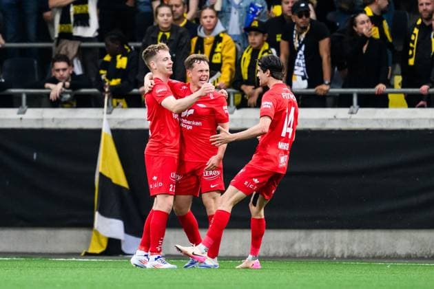 250807 Saevar Atli Magnusson, Eggert Aron Gudmundsson and Ulrik Mathisen of Brann celebrate after 0 1 during the UEFA Champions League qualifier football match between Häcken and Brann on August 7, 2025 in Göteborg Photo Carl Sandin BILDBYRAN kod CS CS0748 fotboll football soccer fotball uefa europa league europa league häcken brann bbeng jubel  Copyright: CARLxSANDIN BB250807CS052