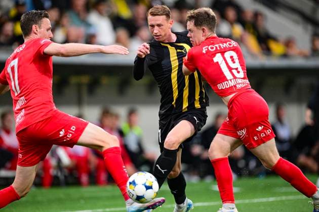 GOTHENBURG, SWEDEN 20250807 Häckens Julius Lindberg with the ball is challenged by Branns Joachim Soltvedt and Eggert Aron GuÃ°mundsson during Thursdays football match, third qualifying round of the Europa League, between Swedens BK Häcken and Norwegian SK Brann, match 1 of 2 at Bravida Arena in Gothenburg, Sweden, August 7, 2025 GOTHENBURG SWEDEN x9200x  Copyright: xHannaxBrunlöf TTx EUROPA LEAGUE KVAL HÄCKEN-BRANN