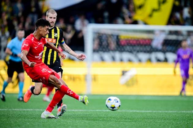 GÖTEBORG, SWEDEN 20250807 Branns Japhet Sery Larsen passes the ball in front of Häckens captain Simon Gustafson during Thursdays Europa League third qualifying round soccer match between Swedens BK Häcken and Norways SK Brann, match 1 of 2 at Bravida Arena in Gothenburg, Sweden, August 7, 2025 GÖTEBORG SWEDEN x9200x  Copyright: xHannaxBrunlöf TTx EUROPA LEAGUE KVAL HÄCKEN-BRANN