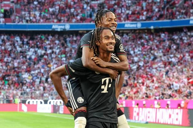 Wisdom Mike 36 FC Bayern Muenchen cheers with Jonah Kusi Asare 41 FC Bayern Muenchen on his goal for 4 0, FC Bayern Muenchen vs Tottenham Hotspur, DFL, Premier League, Bundesliga, Saison 2025 2026, Vorbereitungsspiel, 07 08 2025 DFB regulations prohibit any use of photographs as image sequences and or quasi video Muenchen Bayern Germany Copyright: xkolbert-press MartinxAgüerax
