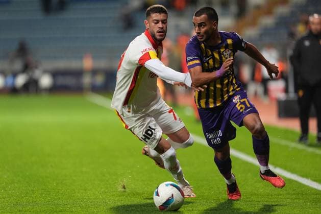 Eyupspor v Goztepe - Turkish Super Lig ISTANBUL, TURKIYE - OCTOBER 19: Melih Kabasakal (57) of Eyupspor in action against Romulo Jose Cardoso da Cruz (L) of Goztepe during Turkish Super Lig week 9 football match between Eyupspor and Goztepe at Recep Tayyip Erdogan Stadium, Istanbul on October 19, 2024. Istanbul Turkey. Editorial use only. Please get in touch for any other usage.  Copyright: x2025xAnadoluxBeyzaxCömertx