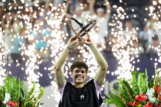 National Bank Open 2025 - Men’s Singles Final TORONTO, CANADA - AUGUST 7 : Ben Shelton of the United States celebrates with the trophy after winning the men’s singles final against Karen Khachanov on day thirteen of the 2025 National Bank Open in Toronto, Ontario, Canada on August 7, 2025. Mert Alper Dervis Anadolu Ontario Canada. Editorial use only. Please get in touch for any other usage.  Copyright: x2025xAnadoluxMertxAlperxDervisx