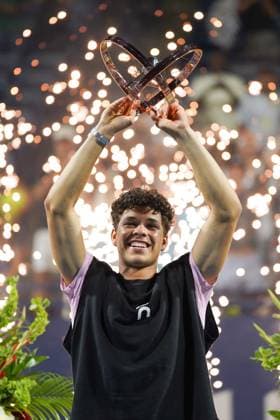 ATP, Tennis Herren Masters 1000 National Bank Open Toronto Presented by Rogers 2025 - Final Ben Shelton of the United States holding the winner s trophy at the presentation ceremony of the Men s Singles Final match of the ATP Masters 1000 National Bank Open Toronto at Sobeys Stadium. on August 7, 2025 in Toronto, Canada. (Photo by Leonardo Ramirez Eyepix Group) Copyright: xLeonardoxRamirezx xEyepixxGroupx LR-07082025-07416