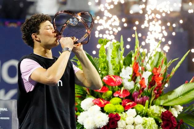 August 7, 2025, Toronto, On, CANADA: Ben Shelton of the USA lifts and kisses the trophy as he celebrates his win over Karen Khachanov of Russia after the finals tennis match at the National Bank Open in Toronto on Thursday, Aug. 7, 2025. Canada News - August 7, 2025  - ZUMAc35_ 20250807_zaf_c35_232 Copyright: xFrankxGunnx