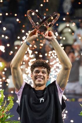 ATP, Tennis Herren Masters 1000 National Bank Open Toronto Presented by Rogers 2025 - Final Ben Shelton of the United States rises the winner s trophy at the presentation ceremony of the Men s Singles Final match of the ATP Masters 1000 National Bank Open Toronto at Sobeys Stadium. on August 7, 2025 in Toronto, Canada. (Photo by Leonardo Ramirez Eyepix Group) Copyright: xLeonardoxRamirezx xEyepixxGroupx LR-07082025-07404