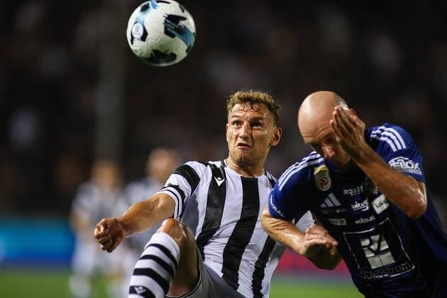 August 7, 2025, Thessaloniki, Greece: PAOK s Fedor Chalov Left and Wolfsberger s Nicolas Wimmer Right fight for the ball during a Europa League 3rd Qualifying Round game between PAOK FC and Wolfsberger AC. Thessaloniki Greece - ZUMAp191 20250807_zap_p191_003 Copyright: xGiannisxPapanikosx Thessaloniki Greece - ZUMA0829 0829549720st Copyright: xIMAGO GiannisxPapanikosx