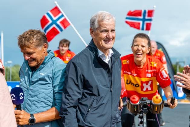 Prime Minister Jonas Gahr Store at Arctic Race Harstad 20250808 Prime Minister Jonas Gahr Store on the roof of Rema 1000 Harstad with Uno X Store opened the 12th edition of the Arctic Race in Borkenes on Thursday together with the Minister of Agriculture and Fisheries Cecilie Myrseth and the county mayors of Northern Norway The cycling race starts in Borkenes and ends in Harstad Photo Amanda Pedersen Giske NTB Harstad Norway EDITORIAL USE ONLY RESTRICTED USE FOR BETTING COMPANIES  Copyright: xAmandaxPedersenxGiskex xNTBx