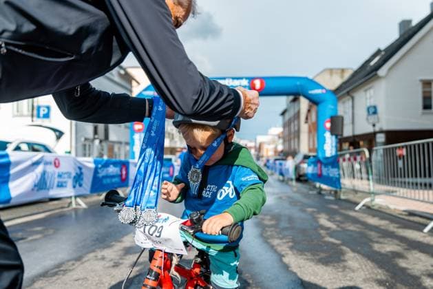 Prime Minister Jonas Gahr Store at Arctic Race Harstad 20250808 Prime Minister Jonas Gahr Store starts the Arctic Race childrens race together with TV2s Dag Otto Lauritzen in Harstad on Thursday The cycling race starts in Borkenes and ends in Harstad Photo Amanda Pedersen Giske NTB Harstad Norway EDITORIAL USE ONLY RESTRICTED USE FOR BETTING COMPANIES  Copyright: xAmandaxPedersenxGiskex xNTBx