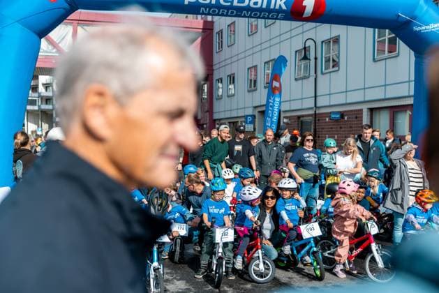 Prime Minister Jonas Gahr Store at Arctic Race Harstad 20250808 Prime Minister Jonas Gahr Store starts the Arctic Race childrens race together with TV2s Dag Otto Lauritzen in Harstad on Thursday The cycling race starts in Borkenes and ends in Harstad Photo Amanda Pedersen Giske NTB Harstad Norway EDITORIAL USE ONLY RESTRICTED USE FOR BETTING COMPANIES  Copyright: xAmandaxPedersenxGiskex xNTBx