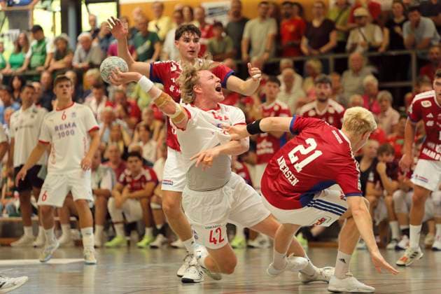 Photo Goal throw from Martin Hernes HOVDE Kolstad against Fredrik Bo ANDERSEN right , HSV Handball Men international, pre-season preparation at the Heide Cup in Schneverdingen on Fri 08 08 2025 HSV Handball Kolstad IL