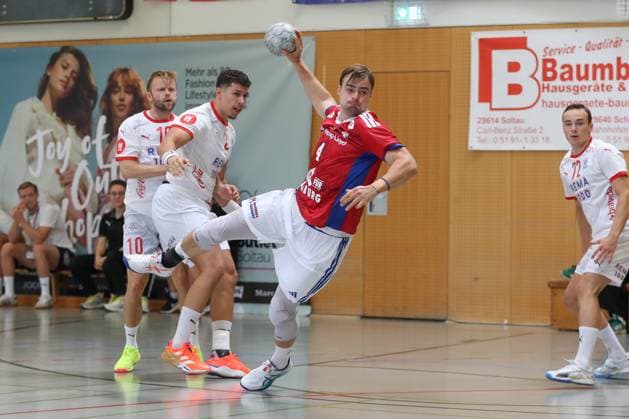 08 08 2025, xgox, Handball Heide Cup, Handball Sport Verein Hamburg Kolstad Handbold emspor, v l Andreas Magaard Hamburg, 4 wirft Tor, Torschuetze, erzielt Tor, Treffer, scores the goal Schneverdingen