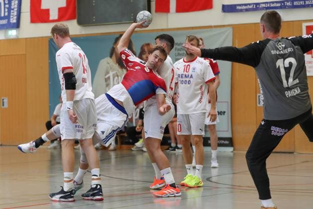 08 08 2025, xgox, Handball Heide Cup, Handball Sport Verein Hamburg Kolstad Handbold emspor, v l Magnus Gullerud Kolstad, 14 , Andreas Magaard Hamburg, 4 , Adam Blanche Kolstad, 2 duel, duel, fight, tackle Schneverdingen