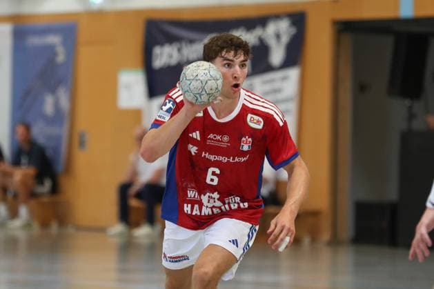 08 08 2025, xgox, Handball Heide Cup, Handball Sport Verein Hamburg Kolstad Handbold emspor, v l Elias Kofler Hamburg, 6 am Ball, plays the ball Schneverdingen