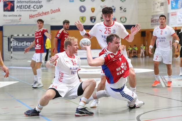 08 08 2025, xgox, Handball Heide Cup, Handball Sport Verein Hamburg Kolstad Handbold emspor, v l Magnus Gullerud Kolstad, 14 , Andreas Magaard Hamburg, 4 , Simen Ulstad Lyse Kolstad, 25 duel, duel, fight, tackle Schneverdingen