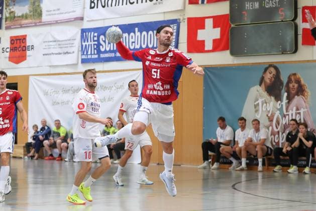 08 08 2025, xgox, Handball Heide Cup, Handball Sport Verein Hamburg Kolstad Handbold emspor, v l Casper Mortensen Hamburg, 51 wirft Tor, Torschuetze, erzielt Tor, Treffer, scores the goal Schneverdingen