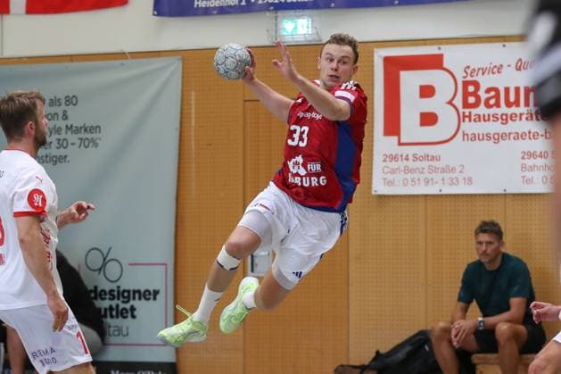 08 08 2025, xgox, Handball Heide Cup, Handball Sport Verein Hamburg Kolstad Handbold emspor, v l Moritz Sauter Hamburg, 33 wirft Tor, Torschuetze, erzielt Tor, Treffer, scores the goal Schneverdingen