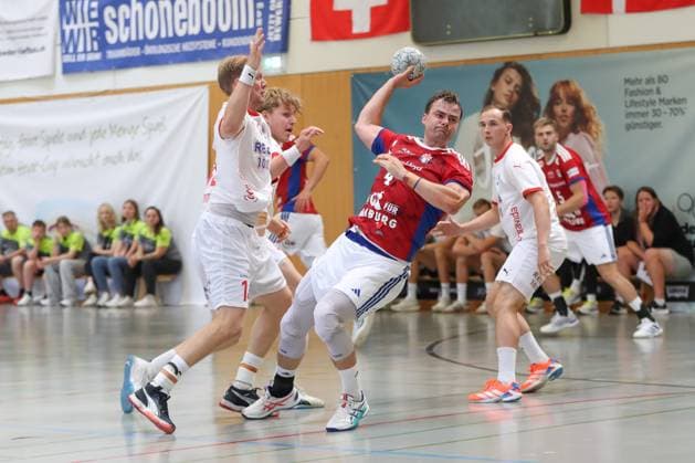08 08 2025, xgox, Handball Heide Cup, Handball Sport Verein Hamburg Kolstad Handbold emspor, v l Magnus Gullerud Kolstad, 14 , Andreas Magaard Hamburg, 4 , duel, duel, fight, tackle Schneverdingen