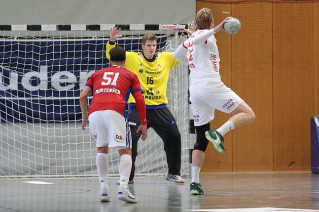 08 08 2025, xgox, Handball Heide Cup, Handball Sport Verein Hamburg Kolstad Handbold emspor, f l Robin Paulsen Haug Hamburg, 16 on a seven-meter penalty against Simon Jeppsson Kolstad, 22 Schneverdingen