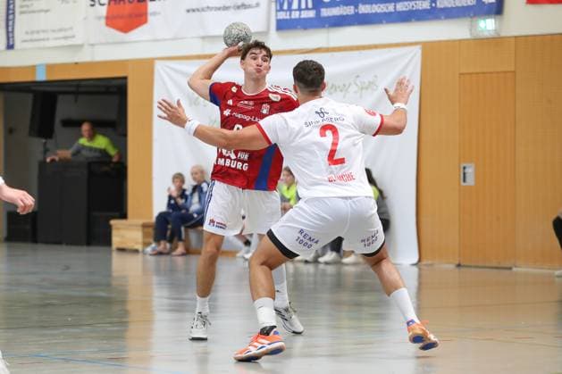 08 08 2025, xgox, Handball Heide Cup, Handball Sport Verein Hamburg Kolstad Handbold emspor, v l Elias Kofler Hamburg, 6 , Adam Blanche Kolstad, 2 duel, duel, fight, tackle Schneverdingen
