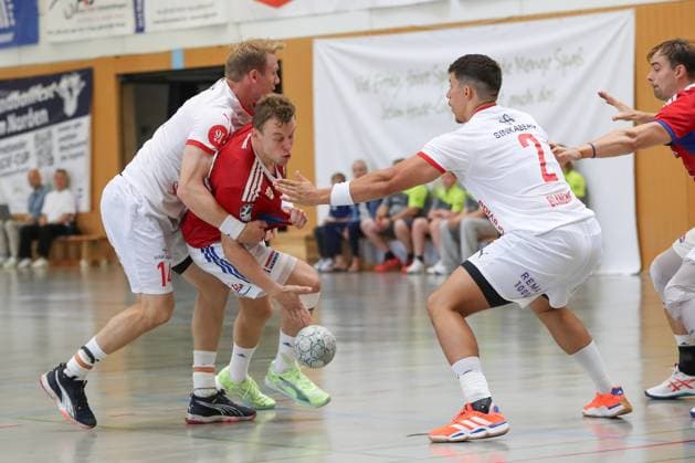 08 08 2025, xgox, Handball Heide Cup, Handball Sport Verein Hamburg Kolstad Handbold emspor, v l Magnus Gullerud Kolstad, 14 , Moritz Sauter Hamburg, 33 , Adam Blanche Kolstad, 2 duel, duel, fight, tackle Schneverdingen
