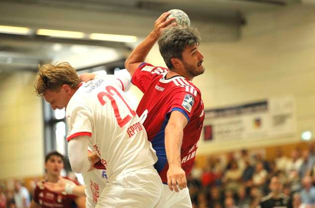 Photo Goal throw from Jacob Arenth LASSEN HSV against Simon JEPPSSON Kolstad , left Handball Men international, pre-season preparation at the Heide Cup in Schneverdingen on Fri 08 08 2025 HSV Handball Kolstad IL