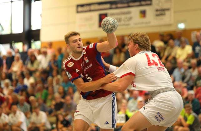 Photo Goal throw from Oliver NORLYK HSV against Martin Hernes HOVDE Kolstad , right Handball Men international, pre-season preparation at the Heide Cup in Schneverdingen on Fri 08 08 2025 HSV Handball Kolstad IL