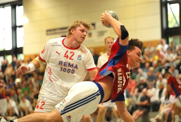 Photo Goal throw from Max BOTTA HSV against Martin Hernes HOVDE Kolstad , left Handball Men international, pre-season preparation at the Heide Cup in Schneverdingen on Fri 08 08 2025 HSV Handball Kolstad IL