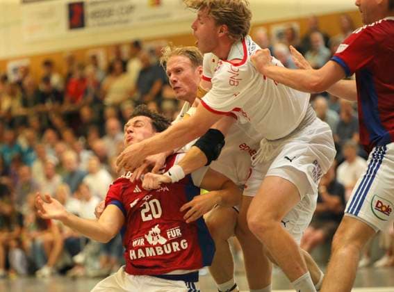 Photo Ben Levermann HSV against Martin Hernes HOVDE Kolstad , right Handball Men international, pre-season preparation at the Heide Cup in Schneverdingen on Fri 08 08 2025 HSV Handball Kolstad IL