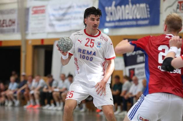 08 08 2025, xgox, Handball Heide Cup, Handball Sport Verein Hamburg Kolstad Handbold emspor, v l Simen Ulstad Lyse Kolstad, 25 am Ball, plays the ball Schneverdingen